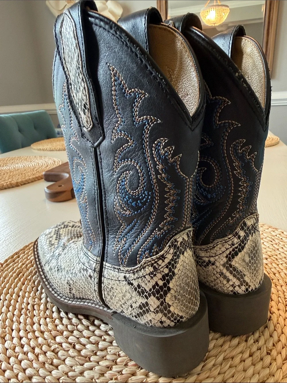 Smoky Mountain size 11 Kids Snake-Print Western Boots in Black and Cream EUC